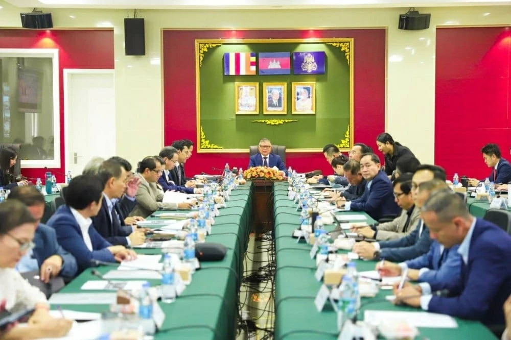 Ông Chhay Sinarith phát biểu tại cuộc họp với các cơ quan chức năng về luật chống lừa đảo. (Nguồn: Agence Kampuchea Presse - AKP) Ông Chhay Sinarith phát biểu tại cuộc họp với các cơ quan chức năng về luật chống lừa đảo. (Nguồn: Agence Kampuchea Presse - AKP)