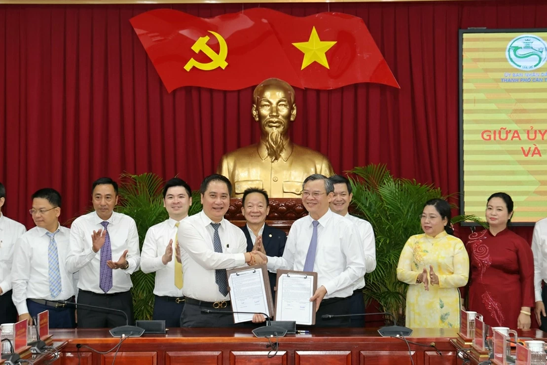 Lãnh đạo UBND thành phố Cần Thơ và lãnh đạo Tập đoàn T&T Group ký kết Thỏa thuận hợp tác.