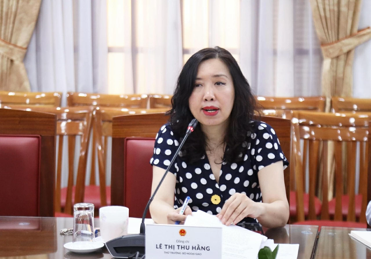 Thứ trưởng Ngoại giao L&ecirc; Thị Thu Hằng, Trưởng Tiểu ban Tuy&ecirc;n truyền v&agrave; Văn h&oacute;a của Ủy ban Quốc gia APEC 2027 ph&aacute;t biểu tại cuộc họp. (Ảnh: Th&agrave;nh Long)