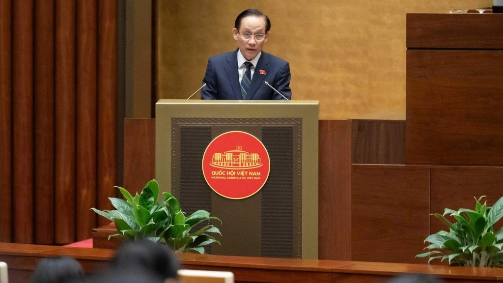 Ủy viên Bộ Chính trị, Bộ trưởng Ngoại giao Lê Hoài Trung trình bày Dự án Luật sửa đổi, bổ sung một số điều của Luật CQĐD ở nước ngoài