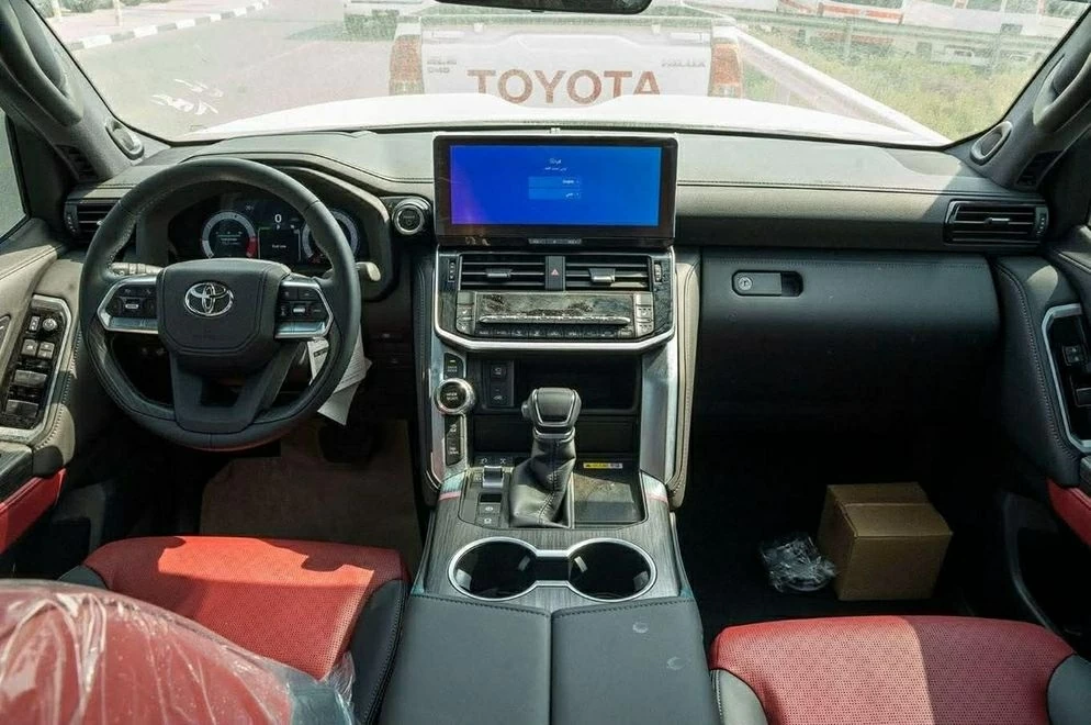 M&ocirc;-tơ điện được bố tr&iacute; giữa động cơ v&agrave; hộp số tự động 10 cấp. 