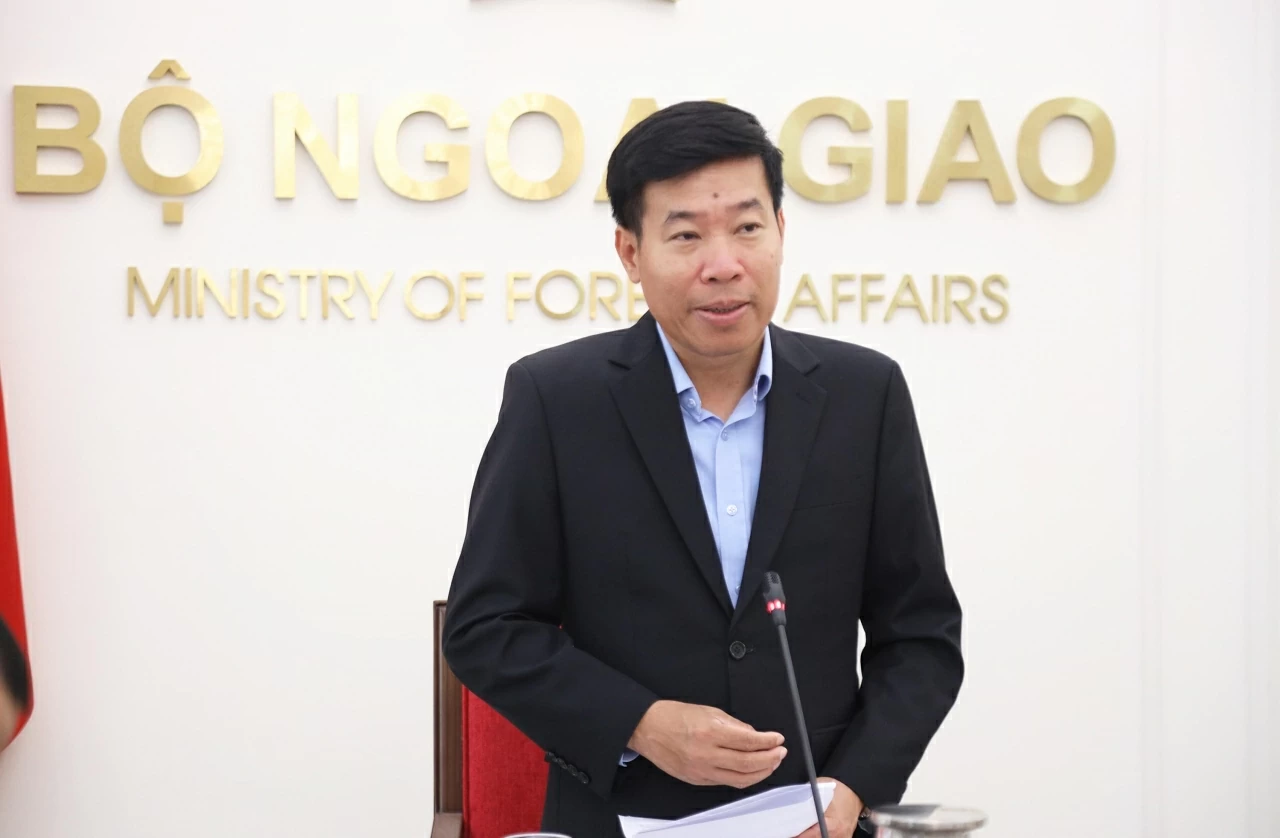 Uỷ viên Trung ương Đảng, Phó Bí thư Thường trực Đảng uỷ, Thứ trưởng Ngoại giao Nguyễn Mạnh Cường phát biểu tại buổi làm việc. (Ảnh: Thành Long)
