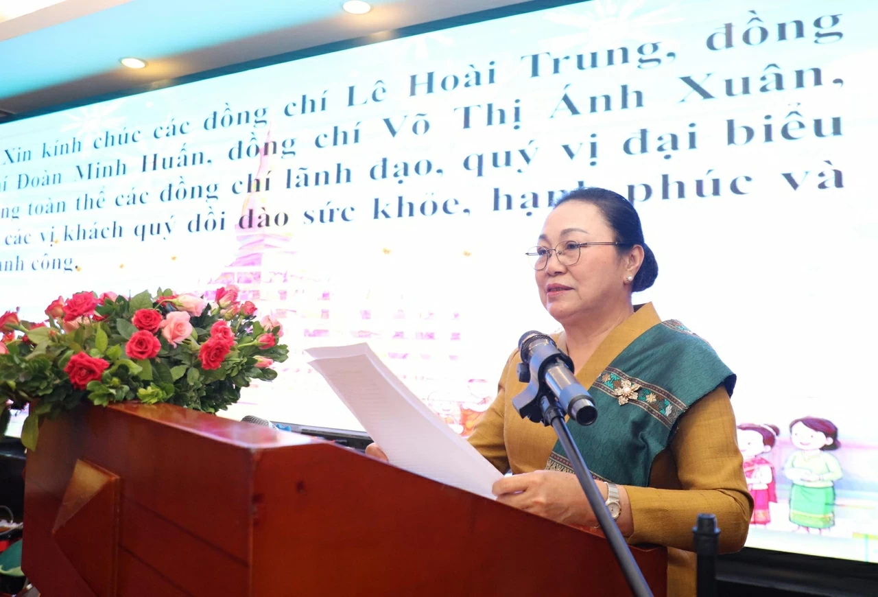 Đại sứ Lào tại Việt Nam Khamphao Ernthavanh phát biểu chào mừng buổi tiệc. (Ảnh: Thành Long)