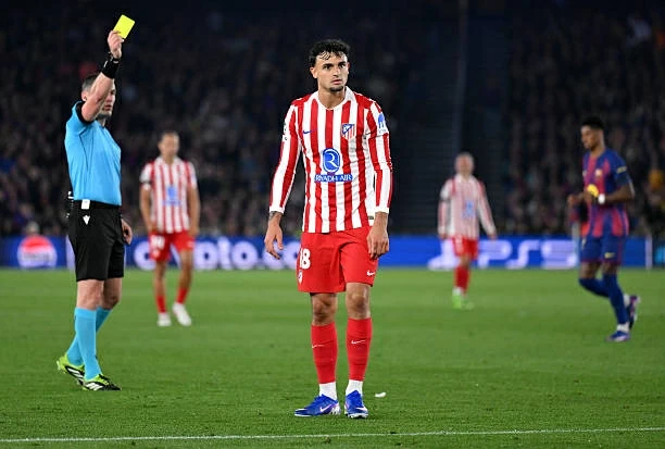 Pubill tái hiện sai lầm lịch sử, Atletico thoát penalty Pubill tái hiện sai lầm lịch sử, Atletico thoát penalty