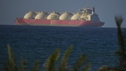 Vận tải qua eo biển Hormuz vẫn đình trệ dù có thỏa thuận ngừng bắn