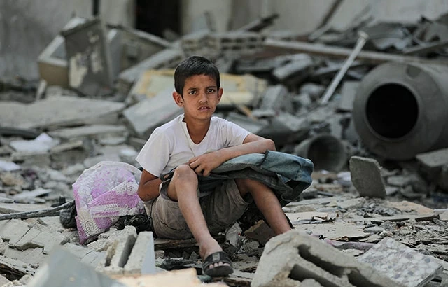 Bi kịch trẻ em ở Dải Gaza: Già đi dưới làn bom (*)