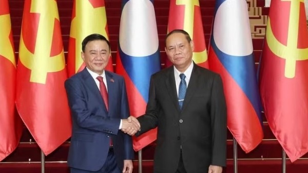 Lễ đón chính thức Thường trực Ban Bí thư Trần Cẩm Tú tại thủ đô Vientiane (Lào)