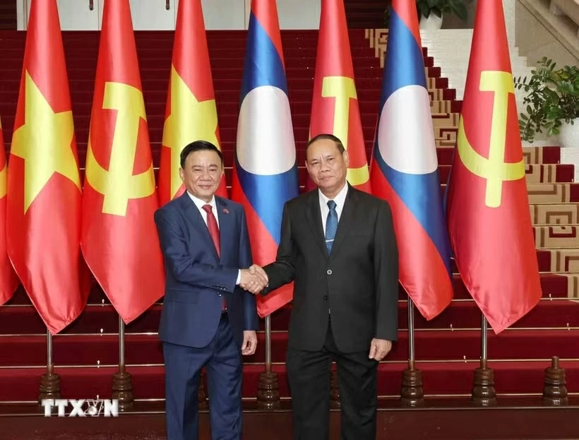 Lễ đón chính thức Thường trực Ban Bí thư Trần Cẩm Tú tại thủ đô Vientiane (Lào) Lễ đón chính thức Thường trực Ban Bí thư Trần Cẩm Tú tại thủ đô Vientiane (Lào)
