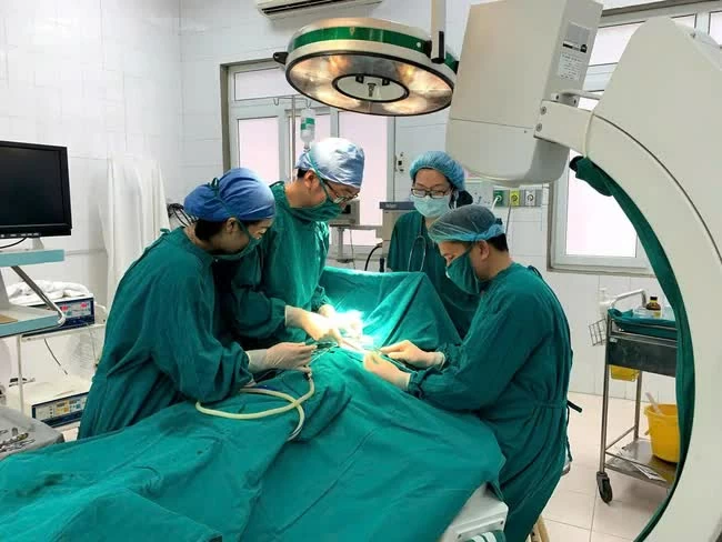 Các bác sĩ Bệnh viện Nhi Hải Phòng  áp dụng kỹ thuật hiện đại - nắn chỉnh kín và kết hợp xương dưới màn tăng sáng (C-arm) phẫu thuật cho bệnh nhi gãy xương.