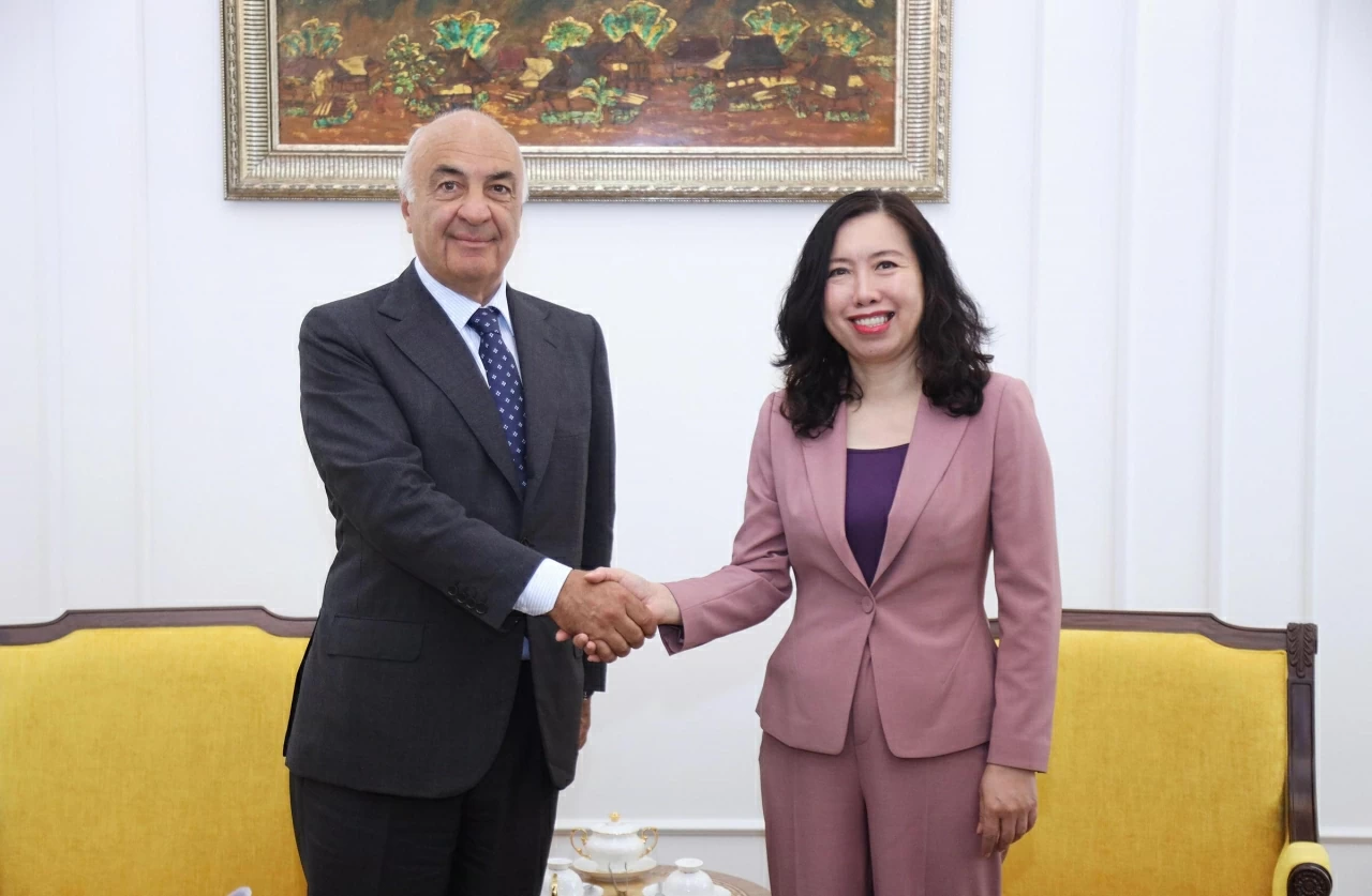 Thứ trưởng Ngoại giao Lê Thị Thu Hằng đã tiếp ông Philippe Amon, Chủ tịch Tập đoàn SICPA. (Ảnh: Thành Long)