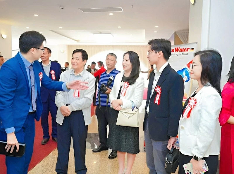 Ông Dương Đình Dũng, Chủ tịch Cộng đồng Doanh nghiệp Việt Nam trong hoạt động kết nối và chia sẻ cùng các doanh nghiệp. (Ảnh: NVCC)