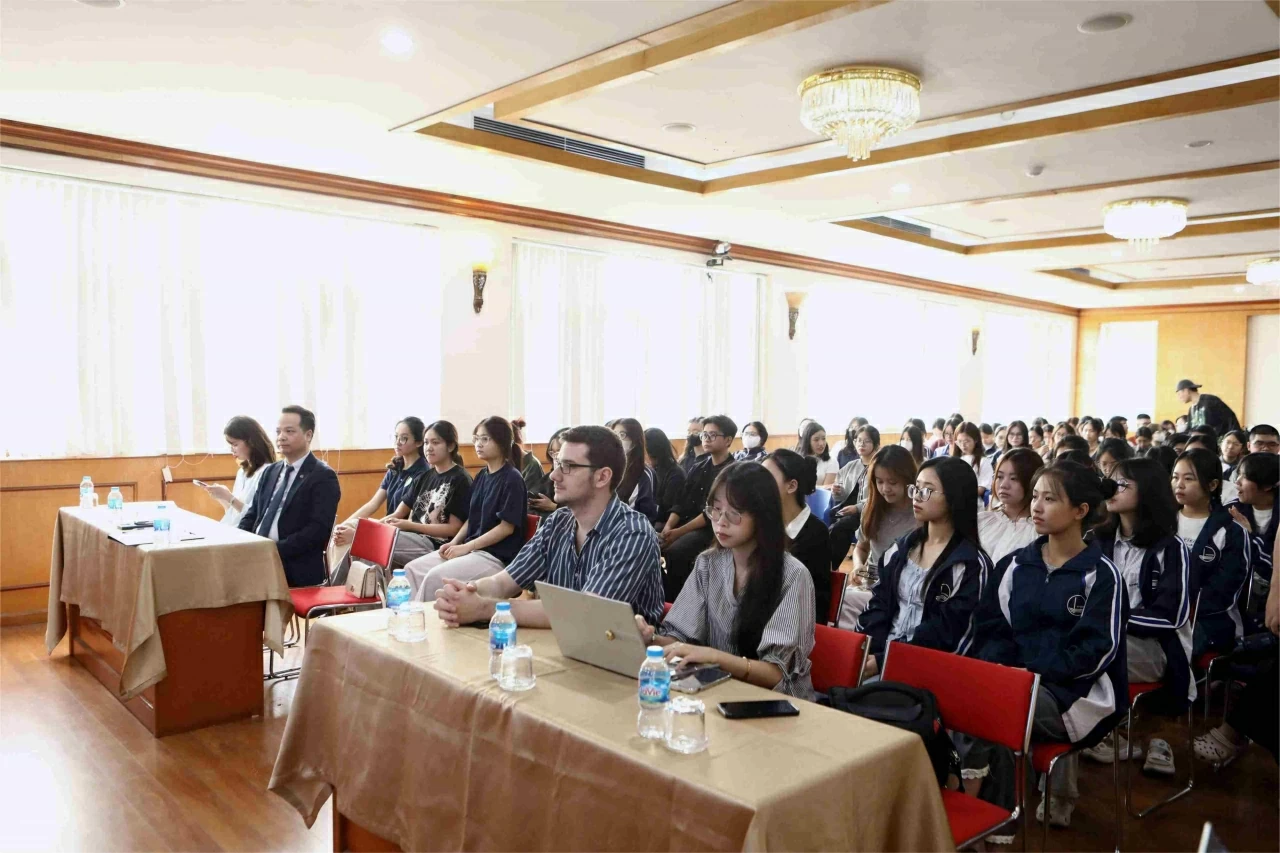 Workshop “CV Mentoring – English CV and Interviews” thu hút đông đảo sinh viên tham gia. (Ảnh: Bạch Dương)