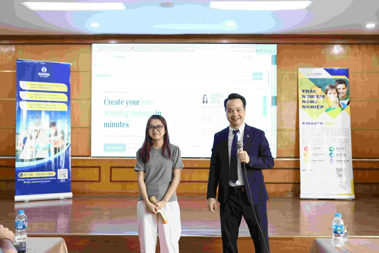 Bạn Thùy Trang, sinh viên Trường Quốc tế - Đại học Quốc gia Hà Nội chia sẻ tại chương trình. ( Ảnh: Bạch Dương)