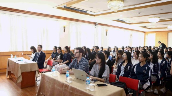 Để sinh viên có sự chuẩn bị tốt khi bước vào thị trường lao động quốc tế