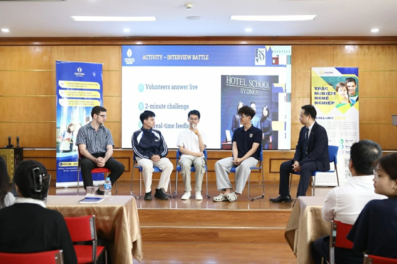 Các bạn sinh viên tham gia tình huống giả định phỏng vấn trực tiếp tại chương trình. (Ảnh: Bạch Dương)