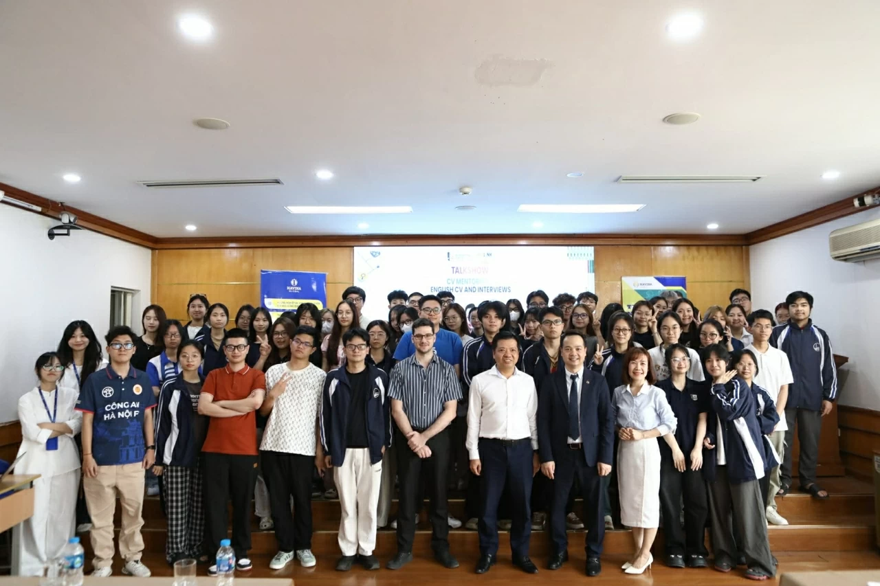 Sinh viên tham dự workshop chụp ảnh lưu niệm cùng diễn giả Nguyễn Văn Dũng. (Ảnh: Bạch Dương) Sinh viên tham dự workshop chụp ảnh lưu niệm cùng diễn giả Nguyễn Văn Dũng. (Ảnh: Bạch Dương)