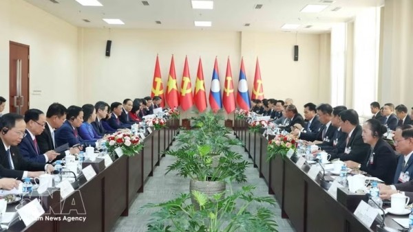 Standing member of Secretariat Tran Cam Tu holds talks with Lao counterpart Vilay Lakhamphong