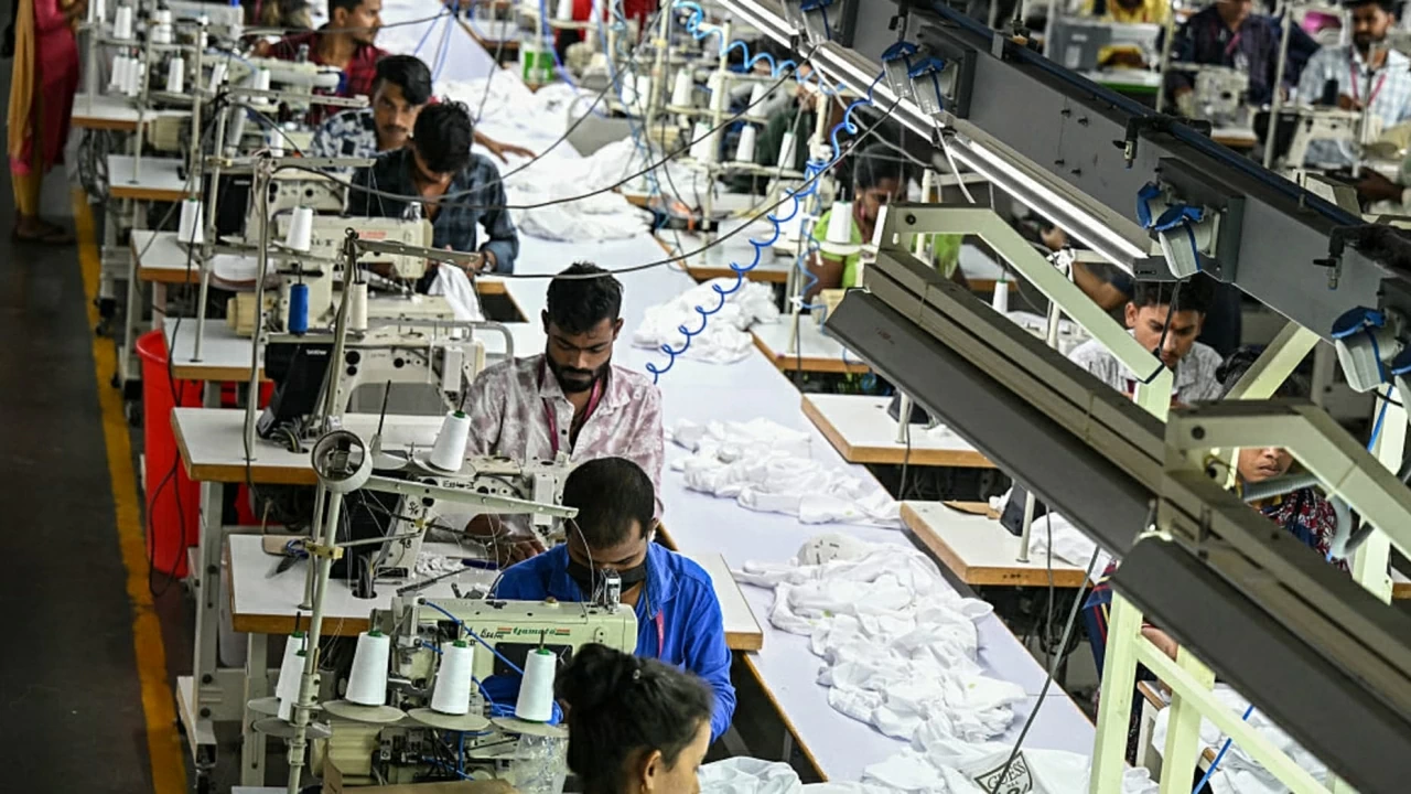 Thuế quan và chiến tranh Iran đe dọa mục tiêu xuất khẩu hàng may mặc 100 tỷ USD của Ấn Độ