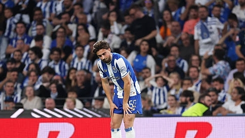 Hậu vệ Porto phản lưới nhà ở khoảng cách gần… 40m