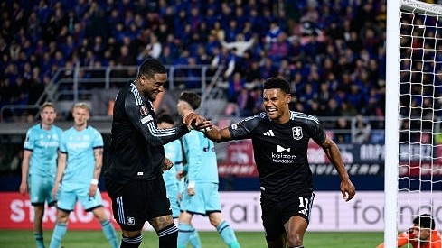 Aston Villa đặt một chân vào bán kết Europa League