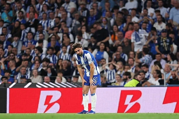 Hậu vệ Porto phản lưới nhà ở khoảng cách gần… 40m Hậu vệ Porto phản lưới nhà ở khoảng cách gần… 40m