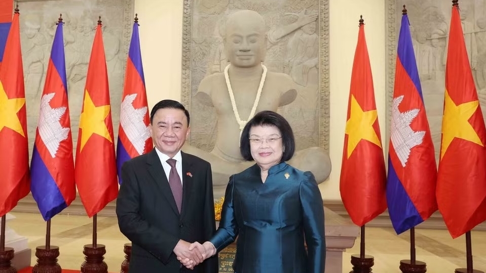 Lễ đón trọng thể Thường trực Ban Bí thư Trần Cẩm Tú thăm chính thức Campuchia