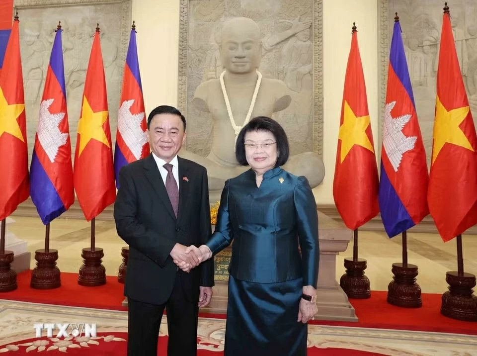 Lễ đón trọng thể Thường trực Ban Bí thư Trần Cẩm Tú thăm chính thức Campuchia