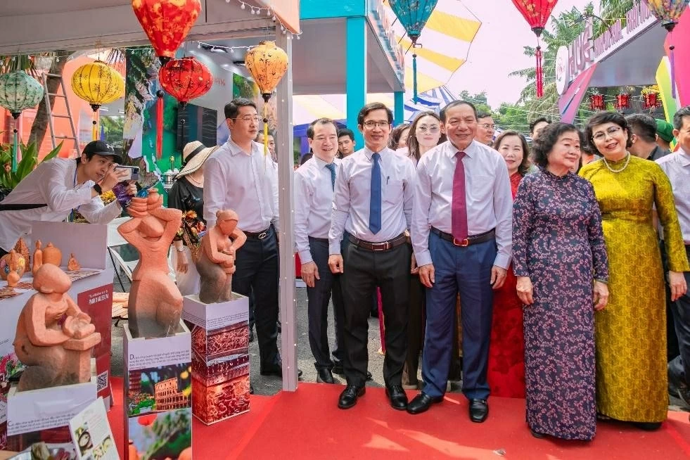 Ông Tán Văn Vương – Phó Giám đốc Sở Văn hoá, Thể thao và Du lịch Đà Nẵng tiếp đón đoàn Đại biểu VIP tham quan gian hàng.