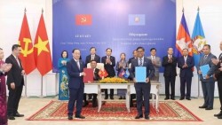 Thường trực Ban Bí thư chứng kiến Lễ trao các văn kiện hợp tác Việt Nam-Campuchia