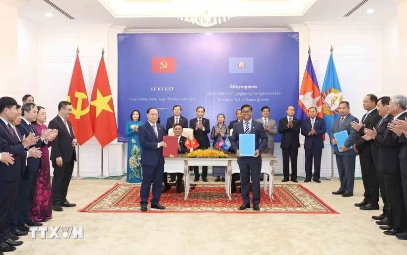 Thường trực Ban Bí thư chứng kiến Lễ trao các văn kiện hợp tác Việt Nam-Campuchia Thường trực Ban Bí thư chứng kiến Lễ trao các văn kiện hợp tác Việt Nam-Campuchia