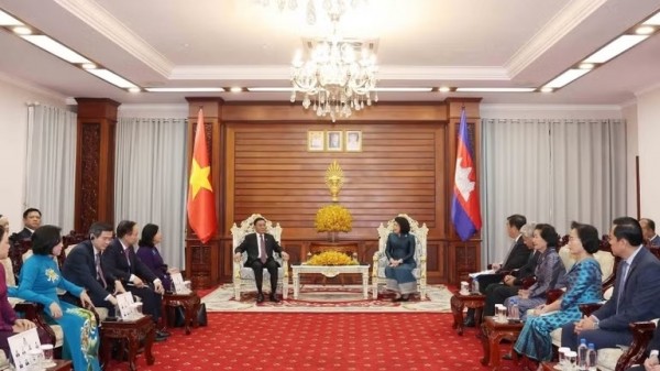 Đồng chí Trần Cẩm Tú, Ủy viên Bộ Chính trị, Thường trực Ban Bí thư hội kiến Samdech Khuon Sudary, Chủ tịch Quốc hội Campuchia