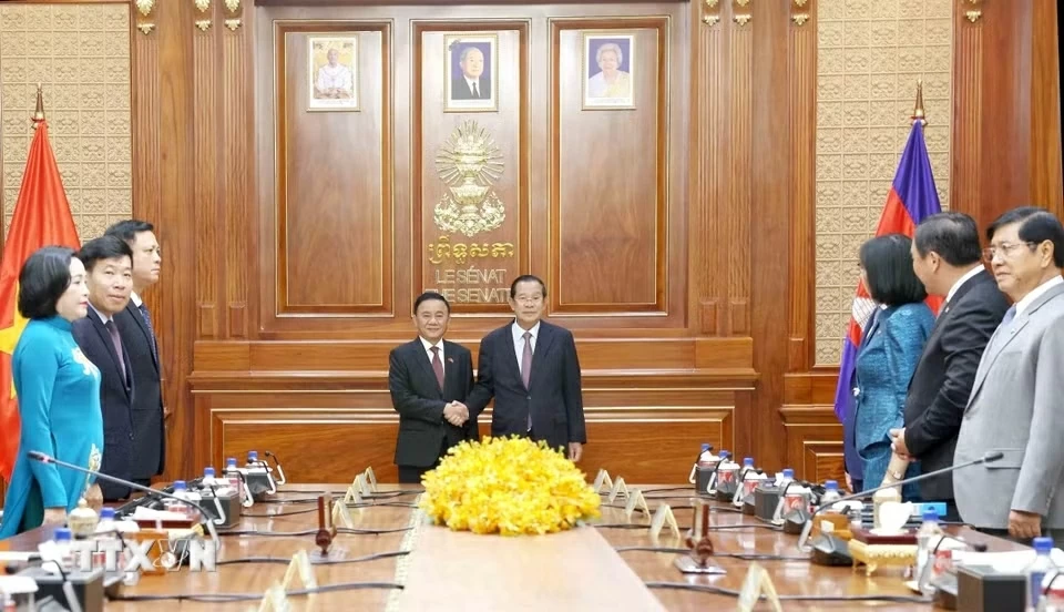 Đồng chí Thường trực Ban Bí thư Trần Cẩm Tú hội kiến Quyền Quốc trưởng, Chủ tịch Đảng Nhân dân Campuchia, Chủ tịch Thượng viện Campuchia Hun Sen