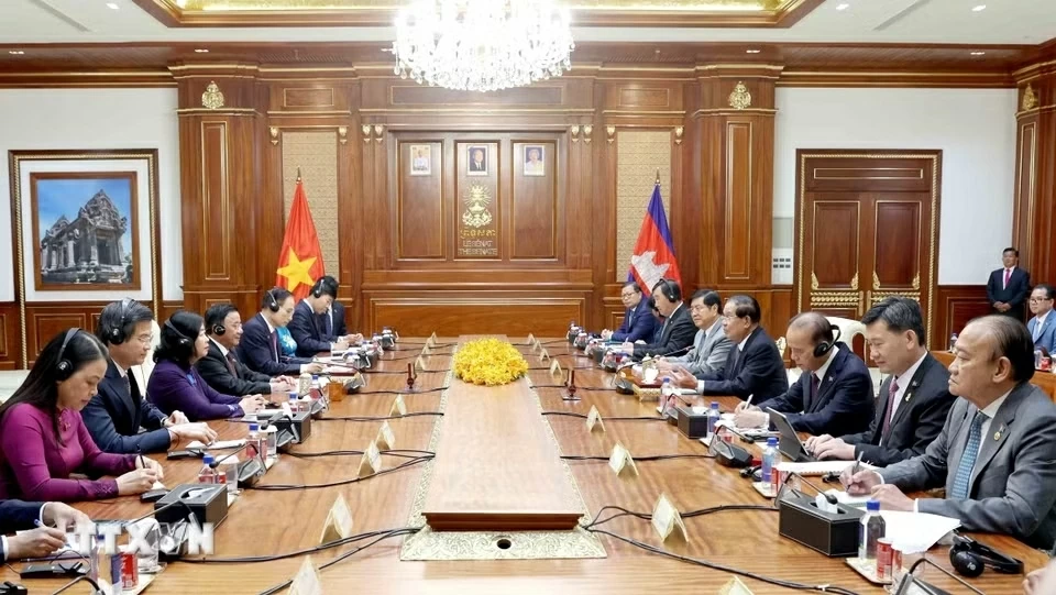 Đồng chí Thường trực Ban Bí thư Trần Cẩm Tú hội kiến Quyền Quốc trưởng, Chủ tịch Đảng Nhân dân Campuchia, Chủ tịch Thượng viện Campuchia Hun Sen