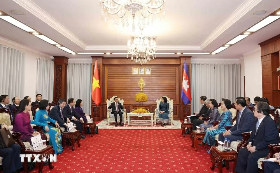 Đồng chí Trần Cẩm Tú, Ủy viên Bộ Chính trị, Thường trực Ban Bí thư hội kiến Samdech Khuon Sudary, Chủ tịch Quốc hội Campuchia