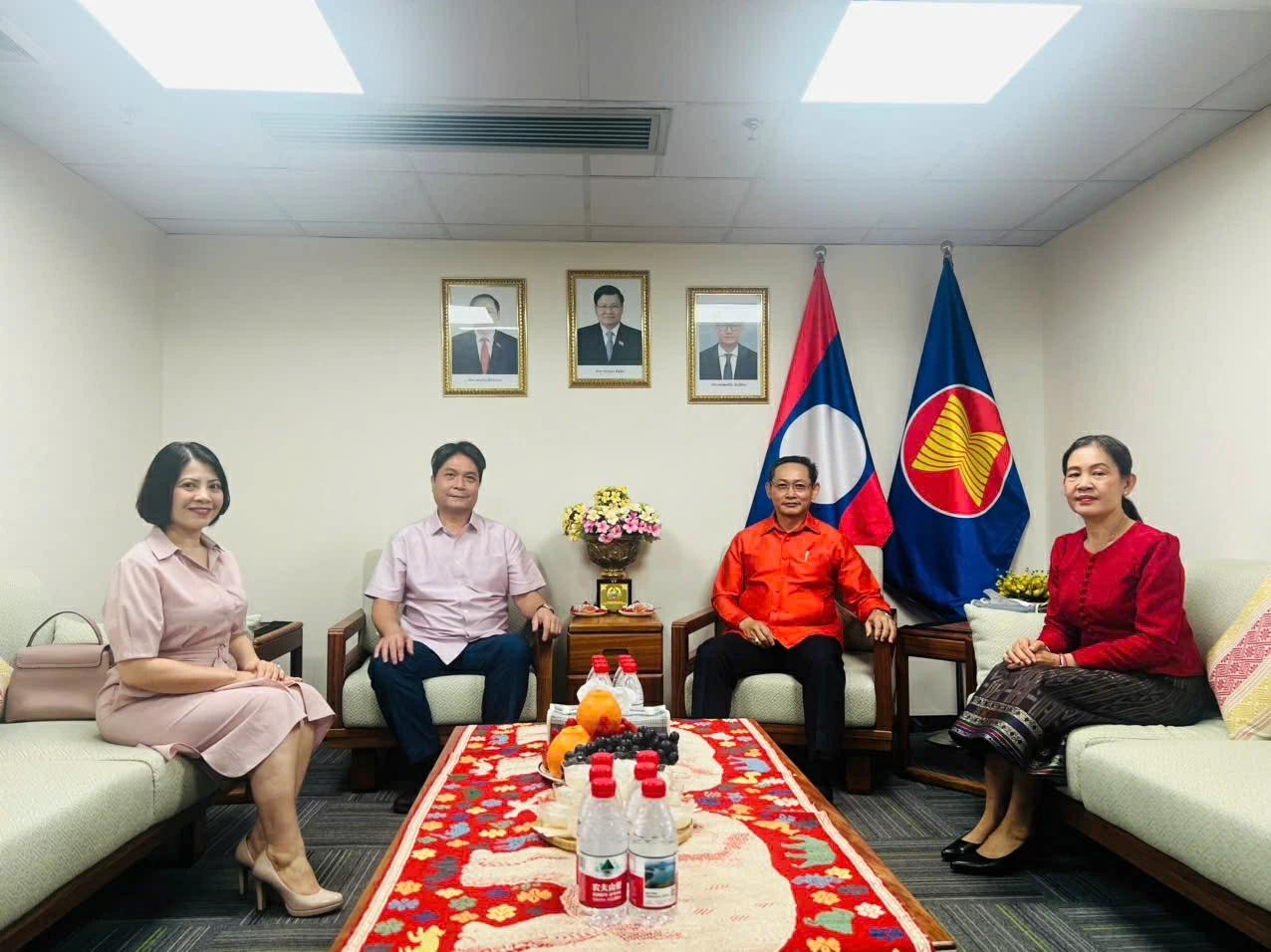 Tổng Lãnh sự quán Việt Nam tại Quảng Châu chúc Tết Bun Pimay của nhân dân Lào