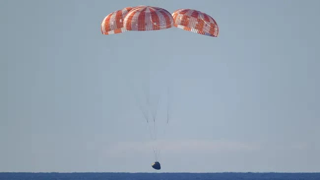 Tàu vũ trụ Orion của sứ mệnh Artemis II từ từ hạ cánh xuống Thái Bình Dương. (Nguồn ảnh: © NASA/Bill Ingalls) Tàu vũ trụ Orion của sứ mệnh Artemis II từ từ hạ cánh xuống Thái Bình Dương. (Nguồn ảnh: © NASA/Bill Ingalls)