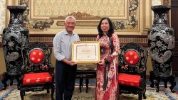 Trao tặng Bằng khen của Bộ trưởng Bộ Ngoại giao cho Tiến sĩ, doanh nhân Nguyễn Thanh Mỹ