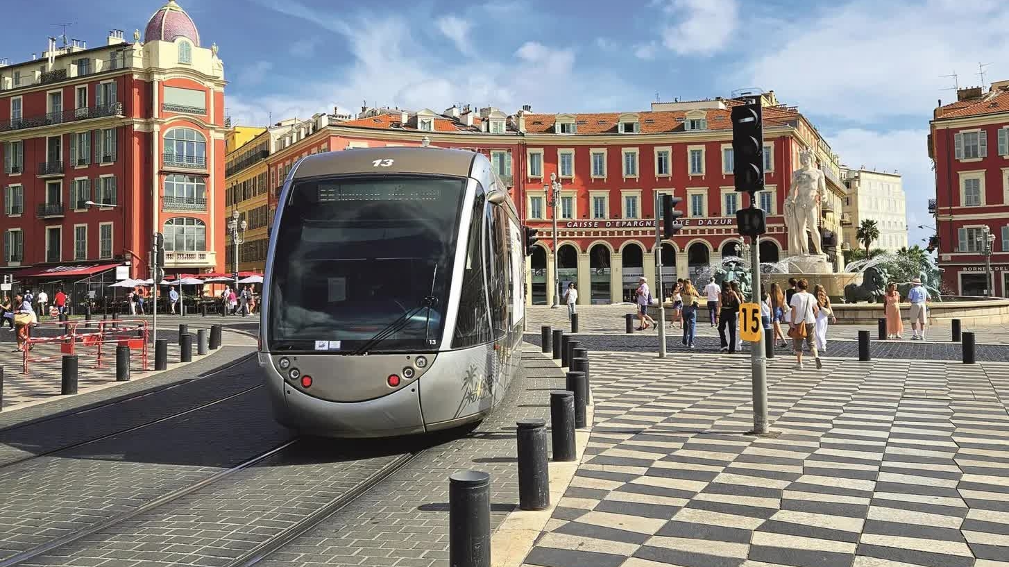 Giá nhiên liệu tăng cao, dân Pháp ‘thắt lưng buộc bụng’, né cao tốc vì lo ngại phí cầu đường