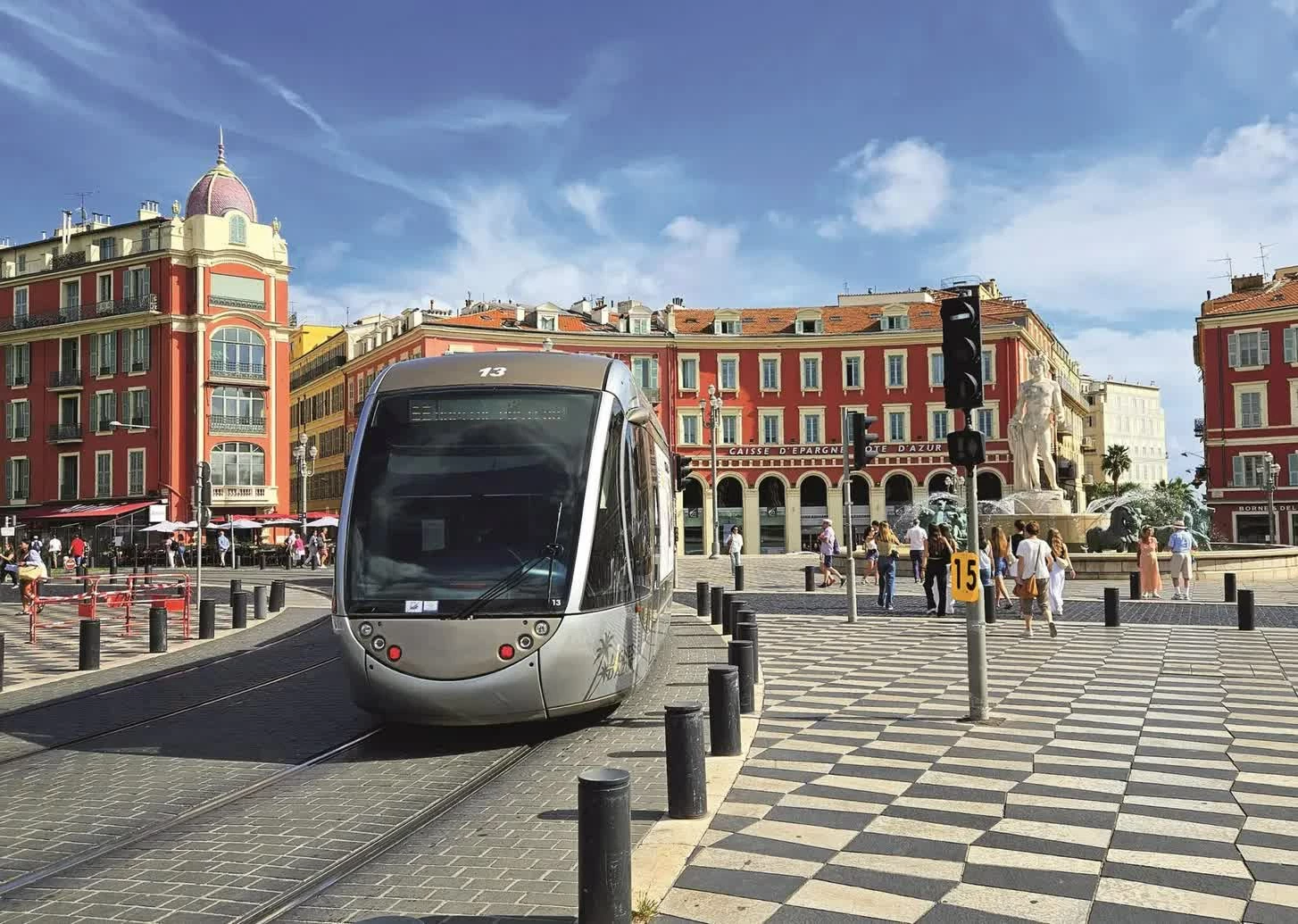 Giá nhiên liệu tăng cao, dân Pháp ‘thắt lưng buộc bụng’, né cao tốc vì lo ngại phí cầu đường