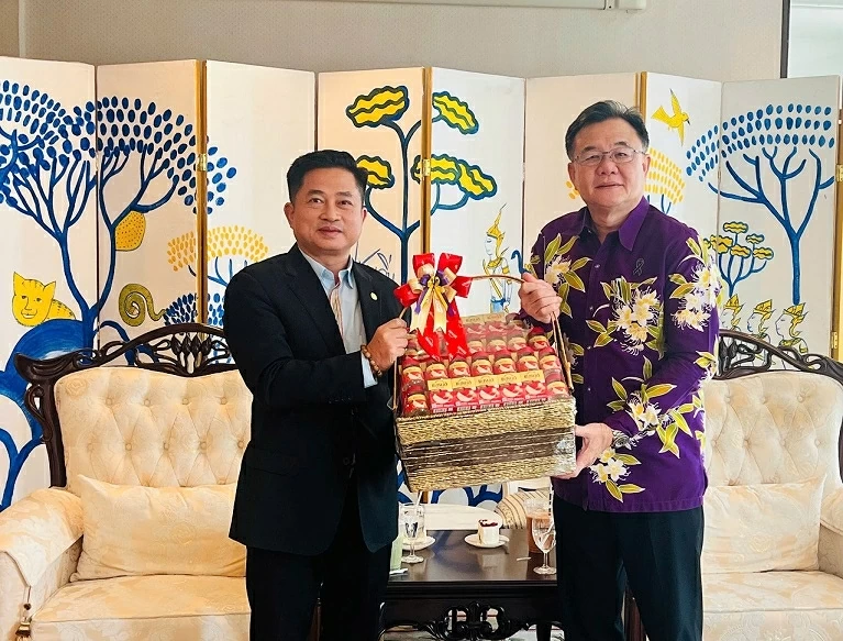 Tổng lãnh sự quán Việt Nam tại Khon Kaen chúc mừng Tết cổ truyền Bunpimay