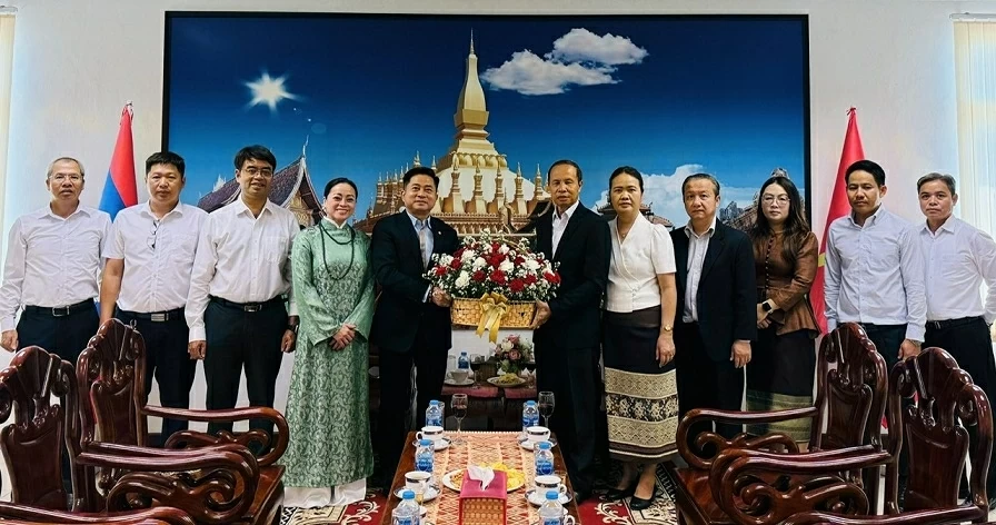 Tổng lãnh sự quán Việt Nam tại Khon Kaen chúc mừng Tết cổ truyền Bunpimay