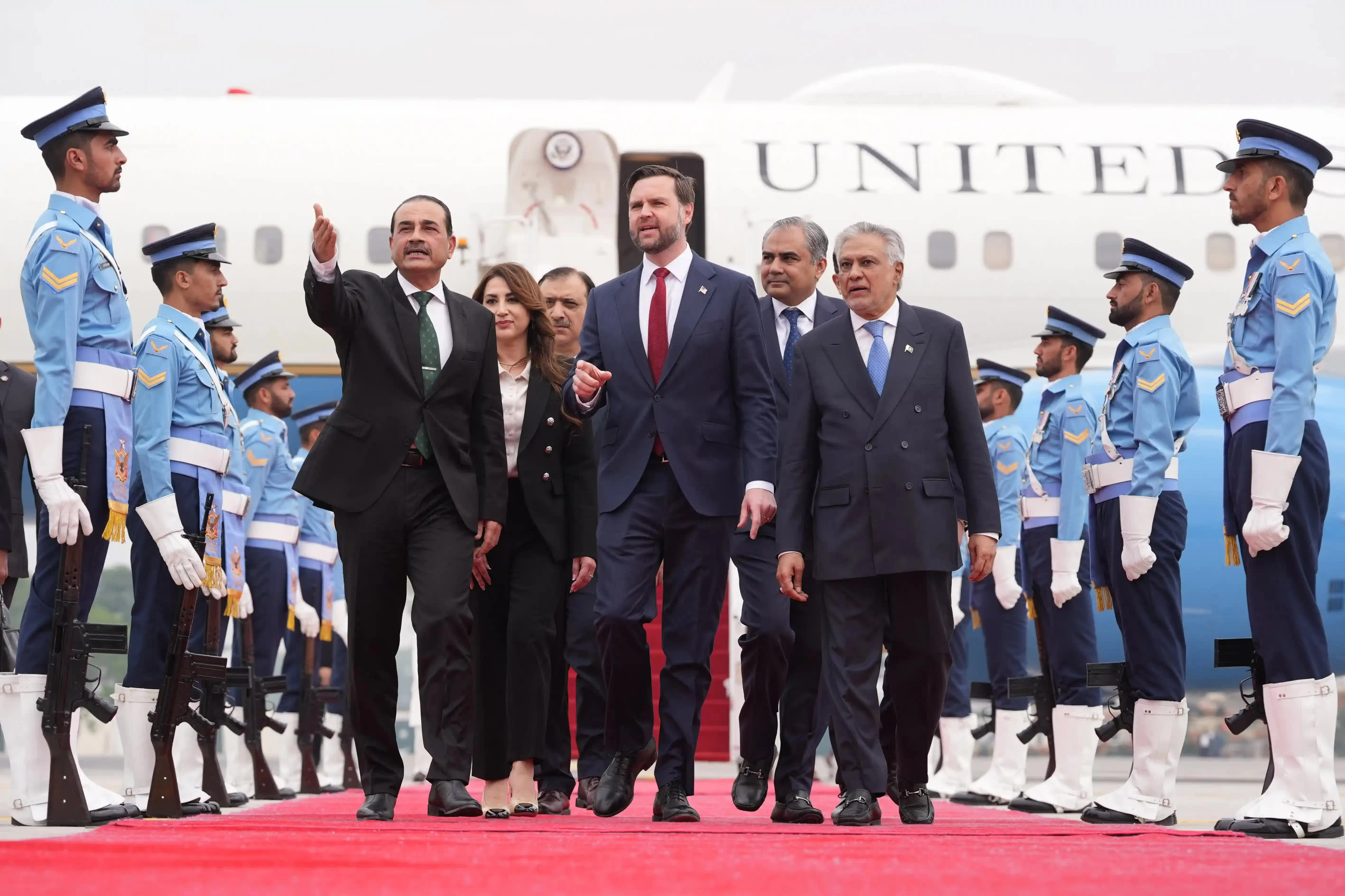 Phái đoàn Mỹ do Phó Tổng thống JD Vance dẫn đầu được Tham mưu trưởng Lục quân Pakistan Asim Munir cùng Phó Thủ tướng, Ngoại trưởng Ishaq Dar và các quan chức sở tại đón tiếp tại Islamabad. Phái đoàn Mỹ do Phó Tổng thống JD Vance dẫn đầu được Tham mưu trưởng Lục quân Pakistan Asim Munir cùng Phó Thủ tướng, Ngoại trưởng Ishaq Dar và các quan chức sở tại đón tiếp tại Islamabad.