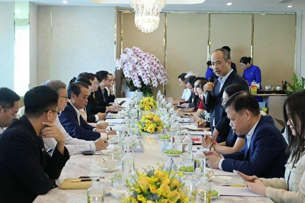 Đẩy mạnh toàn diện công tác đối với người Việt Nam ở nước ngoài, tạo động lực mạnh mẽ hiện thực hóa các mục tiêu phát triển của TP. Hồ Chí Minh và cả nước Đẩy mạnh toàn diện công tác đối với người Việt Nam ở nước ngoài, tạo động lực hiện thực hóa các mục tiêu phát triển của TP. Hồ Chí Minh và cả nước