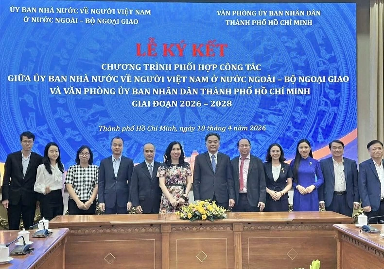 Đẩy mạnh toàn diện công tác đối với người Việt Nam ở nước ngoài, tạo động lực mạnh mẽ hiện thực hóa các mục tiêu phát triển của TP. Hồ Chí Minh và cả nước Đẩy mạnh toàn diện công tác đối với người Việt Nam ở nước ngoài, tạo động lực hiện thực hóa các mục tiêu phát triển của TP. Hồ Chí Minh và cả nước