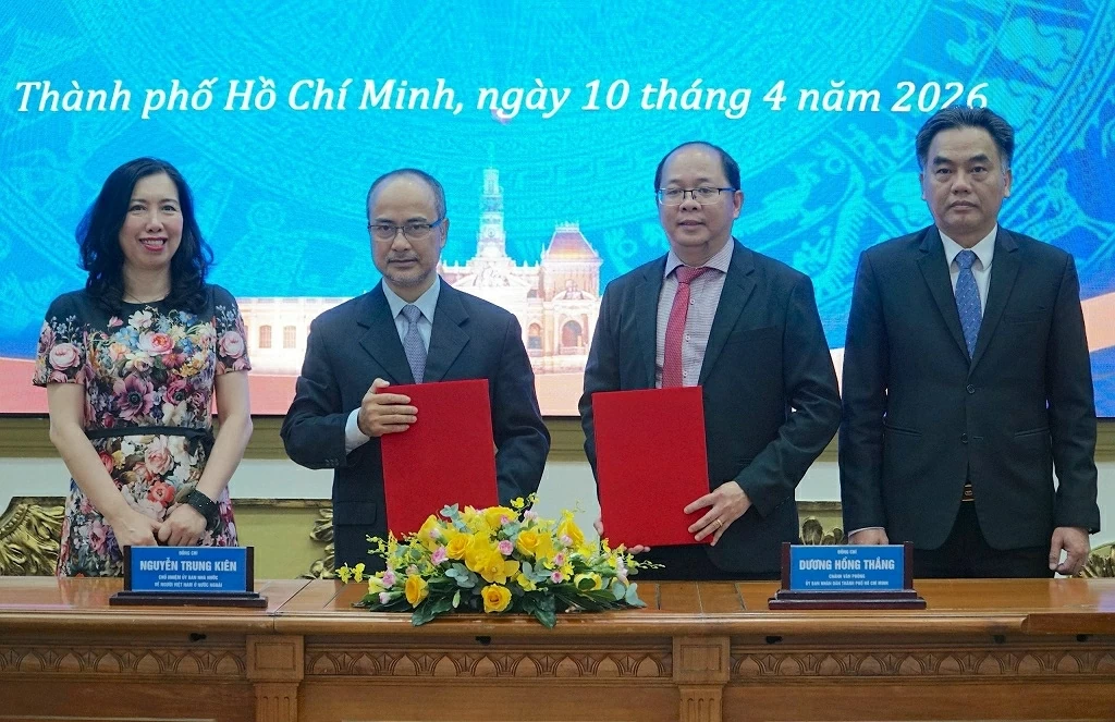 Đẩy mạnh toàn diện công tác đối với người Việt Nam ở nước ngoài, tạo động lực mạnh mẽ hiện thực hóa các mục tiêu phát triển của TP. Hồ Chí Minh và cả nước Đẩy mạnh toàn diện công tác đối với người Việt Nam ở nước ngoài, tạo động lực mạnh mẽ hiện thực hóa các mục tiêu phát triển của TP. Hồ Chí Minh và cả nước