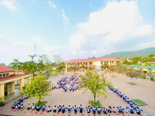 Hệ lụy từ sân trường thiếu bóng cây xanh Hệ lụy từ sân trường thiếu bóng cây xanh