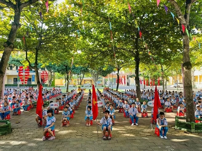 Hệ lụy từ sân trường thiếu bóng cây xanh Hệ lụy từ sân trường thiếu bóng cây xanh