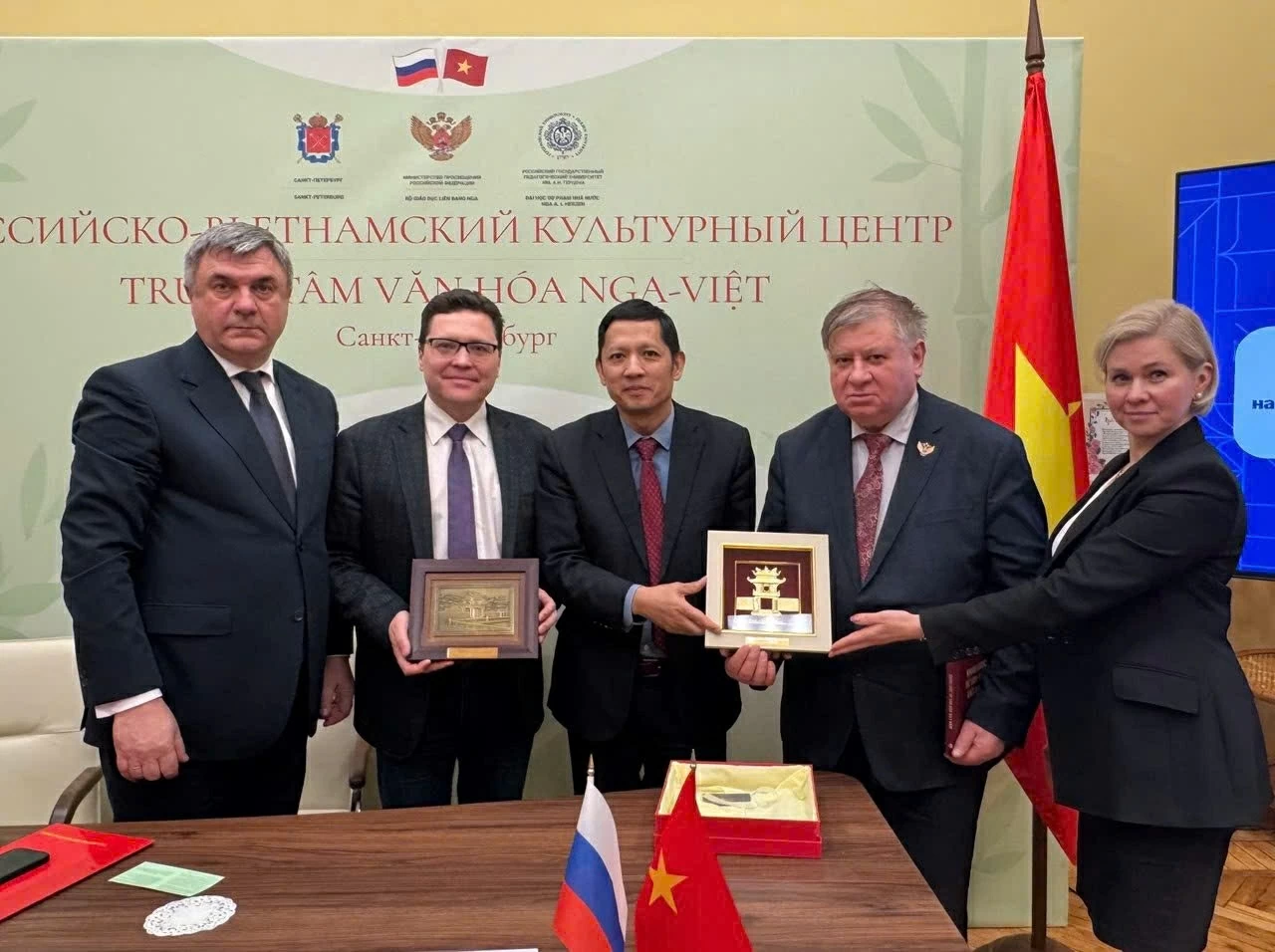 Hội thảo bàn tròn về Đại hội XIV của Đảng tại Saint-Petersburg, Nga