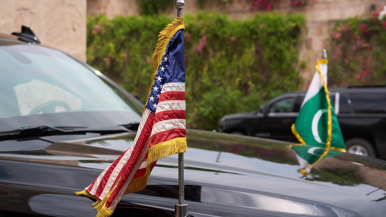 Iran 'mạnh tay' xử lý tàu chiến qua eo biển Hormuz; Israel doạ phá huỷ năng lực hạt nhân Tehran; vòng đàm phán thứ ba tại Pakistan sắp bắt đầu