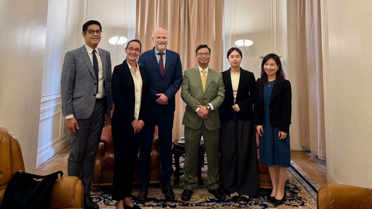 Đại sứ Việt Nam tại Pháp Trịnh Đức Hải làm việc với đại diện OECD